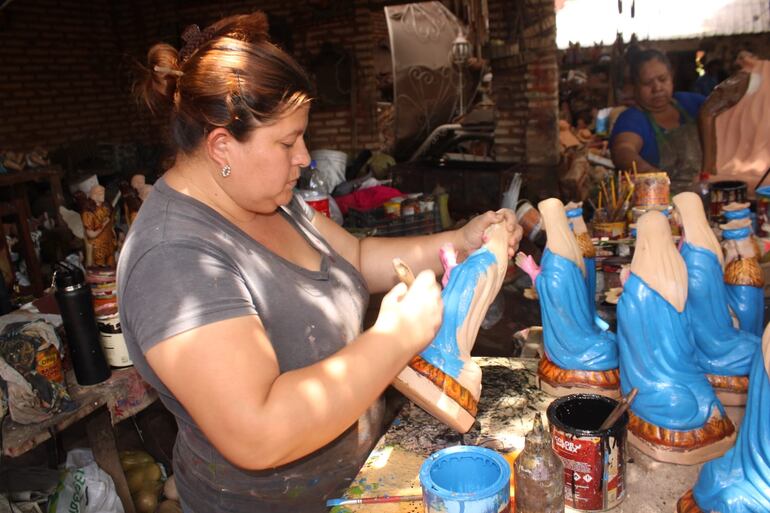 Las figuras son diseñadas y pintadas en el mismo stand de exposición, lo que permite al público ver de cerca cómo nace cada obra.