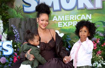 ¡Lo más tierno que verás hoy! Riot Rose Mayers, Rihanna y RZA Athelston Mayers llegando al estreno de "Los Pitufos".