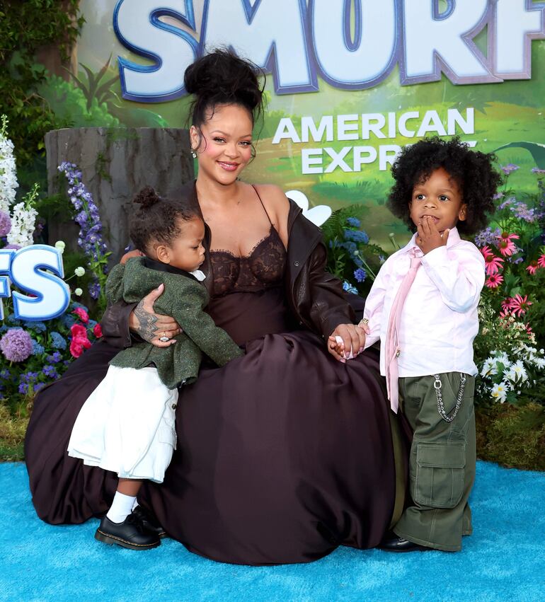 Mamá Rihanna con Riot Rose Mayers y RZA Athelston Mayers, los peques que se estrenan como hermanos mayores de Rocki Irish. (Amy Sussman/Getty Images/AFP)
