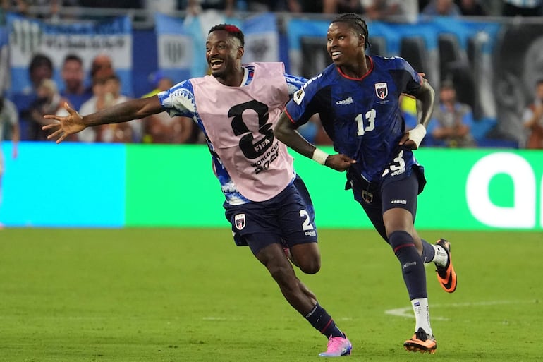 Sidny Lopes Cabral (d) y Stopira de Cabo Verde celebran un gol este viernes, en un partido de los dieciseisavos de final del Mundial de la FIFA 2026 entre Argentina y Cabo Verde en el estadio Hard Rock en Miami (EE.UU.).