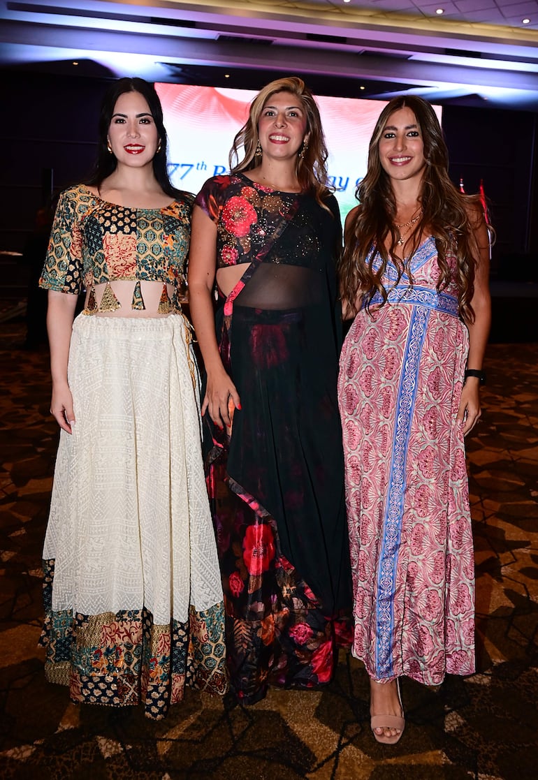 Carmen Paredes, Almendra Acosta y Deisy Britos.