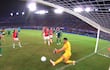 La milagrosa salvada de Alexis Martín Arias, arquero de Cerro Porteño. durante el partido frente a Palmeiras por la fecha 3 de la fase de grupos de la Copa Libertadores 2026 en La Nueva Olla, en Asunción, paraguay.