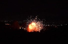 Una explosión durante un bombardeo israelí en el sur del Líbano, en la noche del lunes.