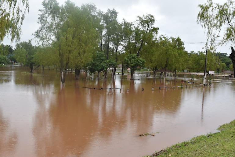 El desborde del arroyo Tapiracuai afectó  gran parte del barrio del mismo nombre