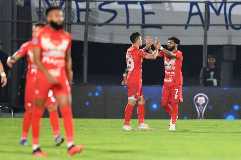 Alejandro Samudio (d), futbolista del Sportivo Ameliano, celebra un gol en el partido frente a Libertad por la ida de los octavos de final de la Copa Sudamericana 2024 en el estadio Defensores del Chaco, en Asunción.