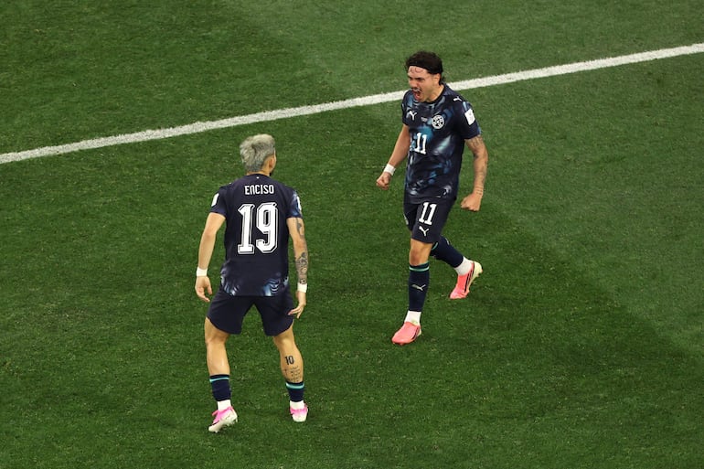 Mauricio de Paraguay celebra la anotación del primer gol de su equipo junto a Julio Enciso durante el partido del Grupo D de la Copa Mundial de la FIFA 2026 entre Estados Unidos y Paraguay en el Los Angeles Stadium.