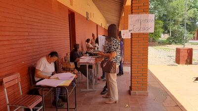 Los padres que estaban inscribiendo a sus hijos que las cooperadoras escolares cubren los vacíos que el Ministerio de Educación no prevé.