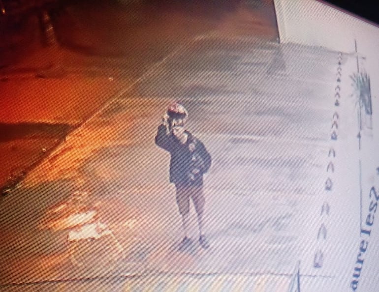 Captura de circuito cerrado donde se observa a uno de los sospechosos.