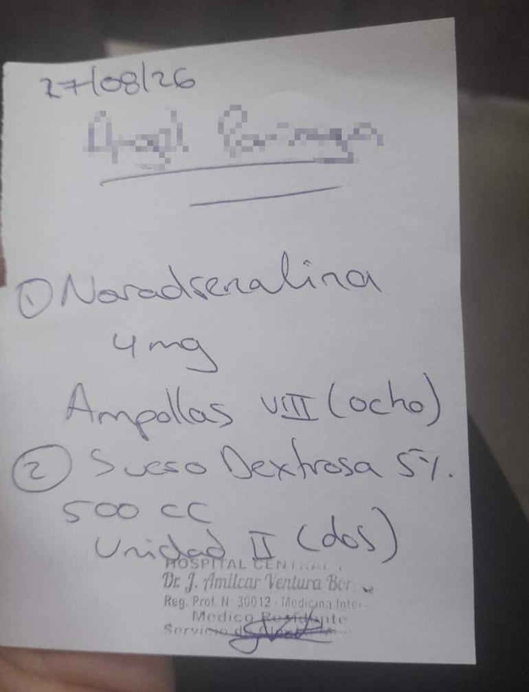 Papel con receta médica que menciona Noradrenalina y suero Dextrosa, con anotaciones manuscritas y fecha visible.