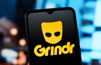 Logo de la app Grindr en la pantalla de un teléfono celular.