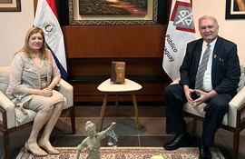 La fiscala general en ejercicio Sandra Quiñónez y el fiscal general electo, Emiliano Rolón, durante la reunión en sede de la Fiscalía General del Estado.