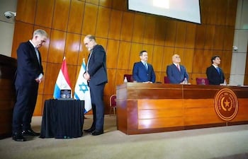 Víctor y Daniel Schvartzman (izquierda) rinden homenaje a su hermano David Schvartzman, paraguayo asesinado durante los ataques del 7 de octubre. En la foto también aparecen Raúl Latorre presidente de la cámara de Diputados, Basilio Núñez presidente del Congreso Nacional y Amik Mekel, embajador de Israel en el Paraguay.