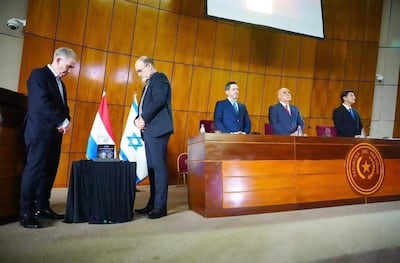 Víctor y Daniel Schvartzman (izquierda) rinden homenaje a su hermano David Schvartzman, paraguayo asesinado durante los ataques del 7 de octubre. En la foto también aparecen Raúl Latorre presidente de la cámara de Diputados, Basilio Núñez presidente del Congreso Nacional y Amik Mekel, embajador de Israel en el Paraguay.