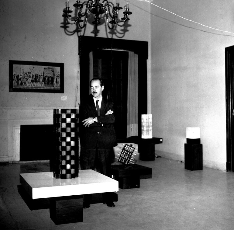 Carlos Fernandez Villamil durante la exposición montada en el Unión Club en 1968.