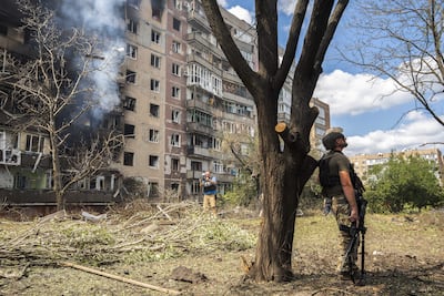 Kramatorsk (Ukraine), 31/07/2026.- An armed Ukrainian serviceman keeps watch next to a tree as rescuers work at the site of a Russian strike on a residential area in Kramatorsk, Donetsk region, eastern Ukraine, 31 July 2026, amid the Russian invasion. At least one person was killed and four others were injured after Russian strikes hit a residential area in Kramatorsk, according to the city council. (Rusia, Ucrania) EFE/EPA/TOMMASO FUMAGALLI