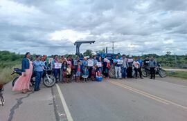Parte de los manifestantes contra la Ande, en la localidad chaqueña de Carmelo Peralta.