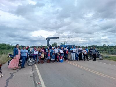 Parte de los manifestantes contra la Ande, en la localidad chaqueña de Carmelo Peralta.