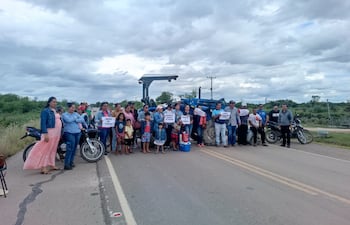 Usuarios de la ANDE de Carmelo Peralta cuando se manifestaron en octubre del 2025 por un mejor servicio.