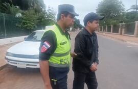 Tomás Gabriel Ferreira Acuña fue detenido en la calle cuando cambiaba una de las ruedas del auto que supuestamente robó.