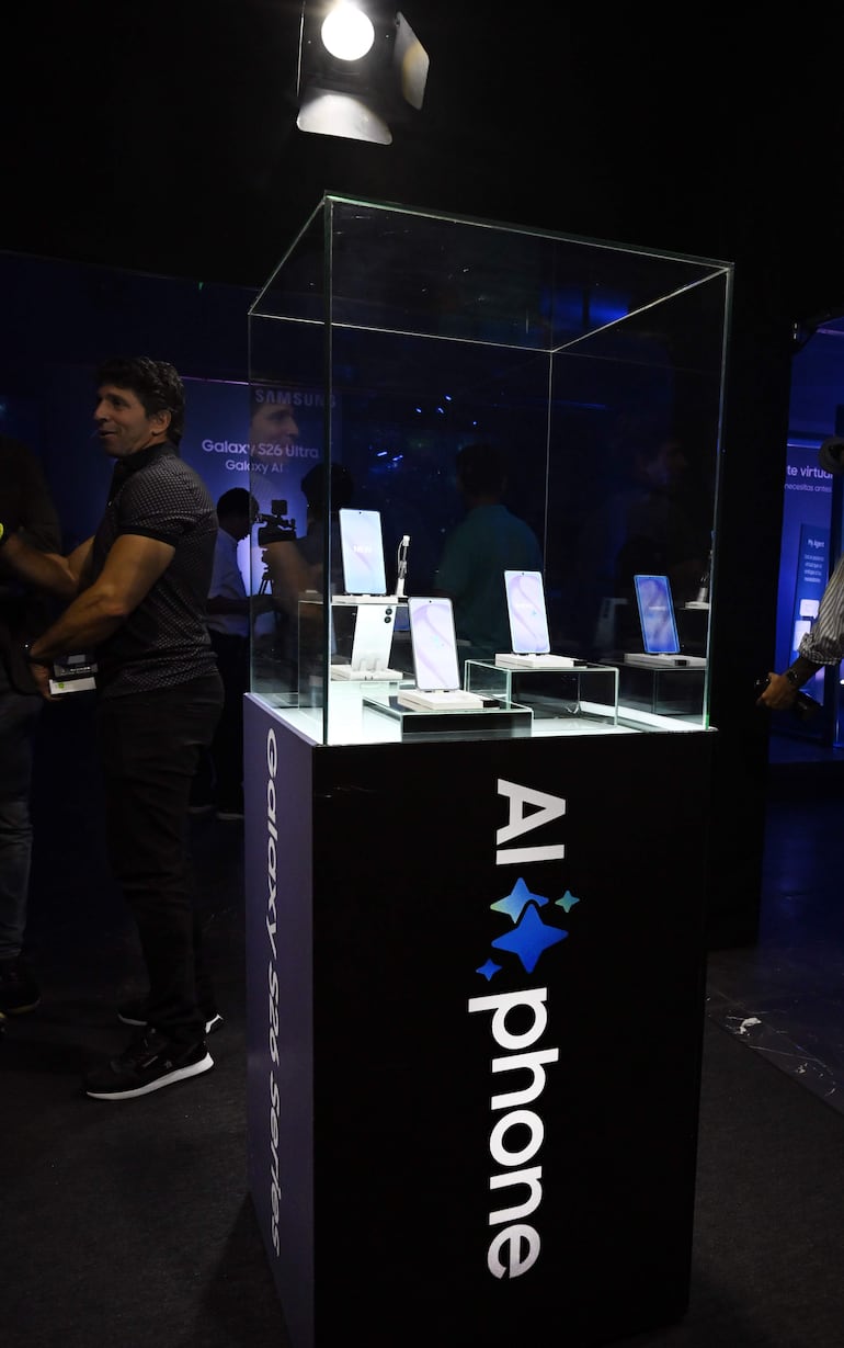 La línea llega en una sofisticada paleta de colores que incluye Violeta Cobalto, Blanco, Negro y Azul Cielo.