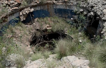 (ARCHIVO) Se observa el pozo de entrada de una mina abandonada en Stilfontein el 14 de enero de 2025. (Foto de Christian Velcich / AFP)