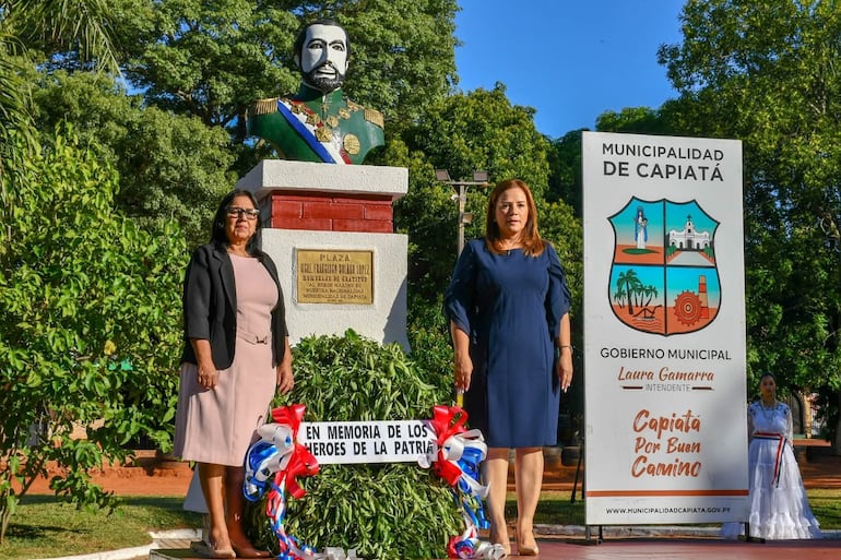 La intendenta municipal, Laura Gamarra, junto con la directora de Cultura, Castorina Chamorro, entregaron una corona de laureles en honor a los combatientes caídos.