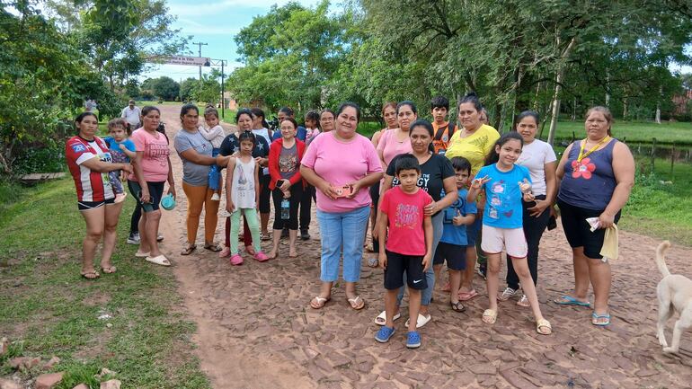 Vecinos se manifiestan exigiendo una solución a la Essap.