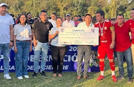 La imagen corresponde al momento de la entrega simbólica del cheque al Club 4 de Octubre de 25 de Diciembre