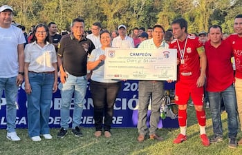 La imagen corresponde al momento de la entrega simbólica del cheque al Club 4 de Octubre de 25 de Diciembre