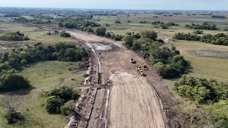 Maquinarias en pista para la construcción de la ruta de pavimento tipo rígido en el Trayecto Humaitá Paso de Patria.