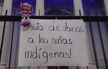 Un grupo realizó una manifestación frente al Panteón de los Héroes, exigiendo acciones firmes de las autoridades para frenar abusos a menores y proteger sobre todo a pueblos originarios.