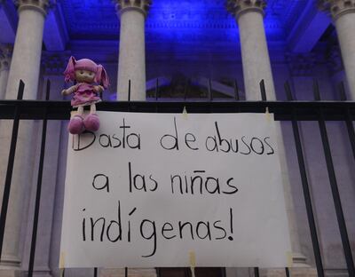 Un grupo realizó una manifestación frente al Panteón de los Héroes, exigiendo acciones firmes de las autoridades para frenar abusos a menores y proteger sobre todo a pueblos originarios.