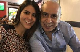 La auxiliar fiscal Claudia Guillén y su padre Ramón Monchi Guillén, ambos procesados por el caso de la camioneta robada en Brasil.