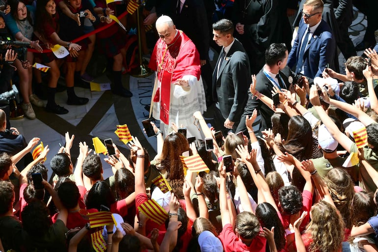 El papa León XIV saluda a una multitud en la abadía de Montserrat, cerca de Barcelona.