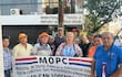 Integrantes de los sindicatos del MOPC se manifiestan frente al Ministerio del Trabajo.