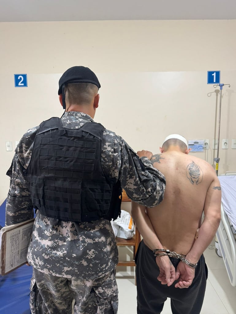 Por precaución, los uniformados sujetaron los brazos del recapturado con doble esposas.
