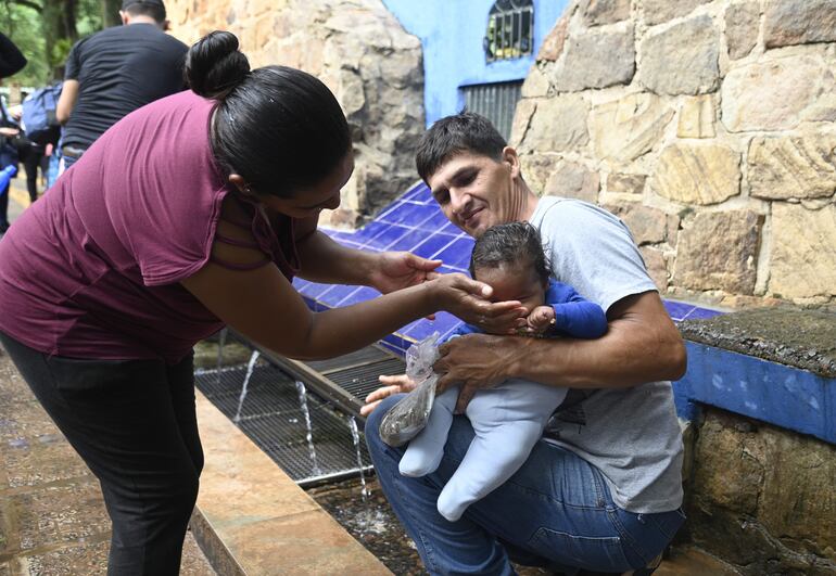 Miguel Ángel, de dos meses, recibió agua del  Tupãsy Ykua, luego de varias horas de viaje junto a sus agradecidos padres.