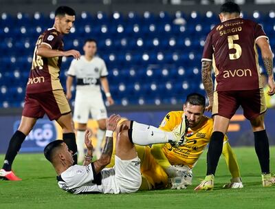 El arquero de Nacional Antony Silva controla el balón tras una arremetida del delantero Derlis González.