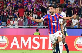 El argentino Federico Carrizo, jugador de Cerro Porteño, festeja un gol en el partido frente a Alianza Lima por la segunda fecha del Grupo A de la Copa Libertadores 2024 en el estadio La Nueva Olla, en Asunción.