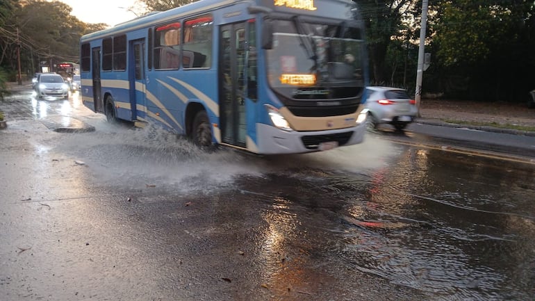 Así estaba la avenida Mariscal López por un caño roto de la ESSAP.
