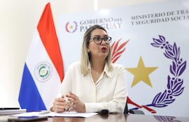 La ministra de trabajo Mónica Recalde confirmó que luego de la Semana Santa empezarán a debatir sobre la suba del salario mínimo.