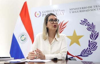 La ministra de trabajo Mónica Recalde confirmó que luego de la Semana Santa empezarán a debatir sobre la suba del salario mínimo.