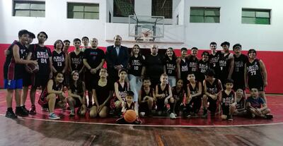 Foto del recuerdo con alumnos de la escuela y la gente de Arca Basket, encabezado por Ñori Arca.