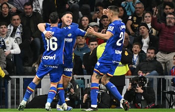 El uruguayos Martín Satriano (c) celebra su gol que sirvió para el triunfo del Getafe sobre el Real Madrid, en el propio Bernabéu.