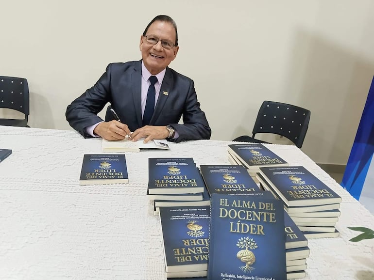 El rector de la UNVES, Dr. Simón Benítez, rubricó los libros que fueron obsequiados a los presentes en Carapeguá.