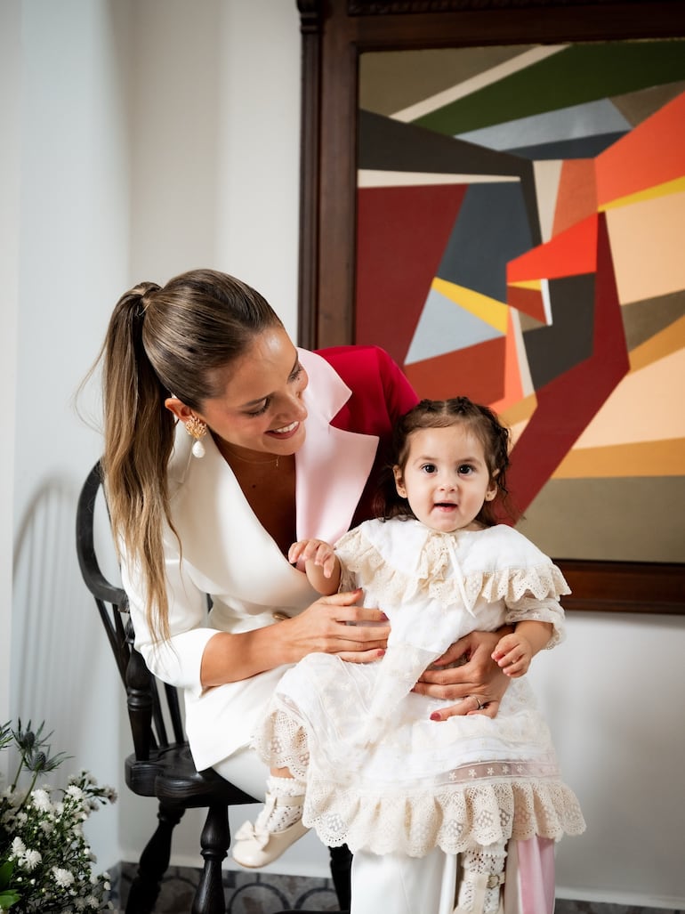 ¡Mamá orgullosa! La diseñadora Emma Viedma con Sienna Catalina en su regazo. (Instagram/Emma Viedma)