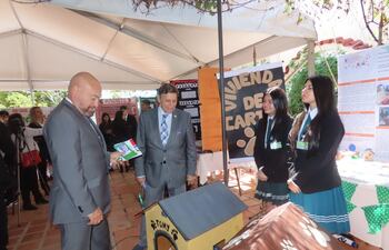 El embajador de Francia en el país, Pierre-Christian Soccoja y el ministro del Conacyt, Eduardo Felippo observan uno de los trabajos de la feria Pierre et Marie Curie.