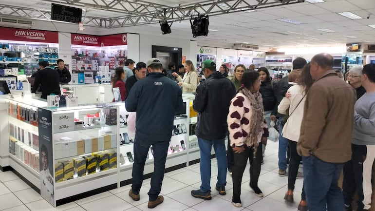 Clientes seleccionan productos en una tienda de Pedro Juan Caballero.