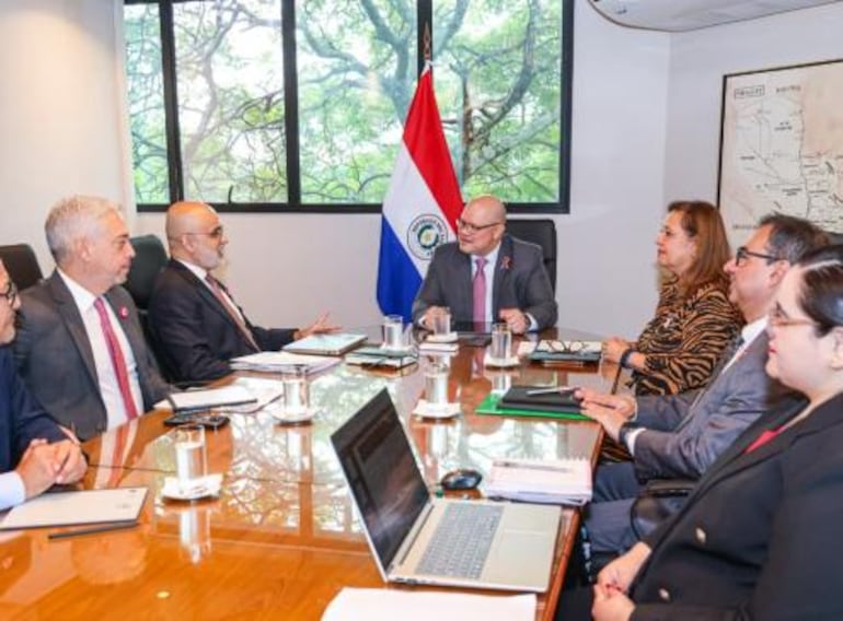 El ministro Lovera en reunión con  Alonso Chaverri, Manuel Fernandini, Oscar Lora, Gerardo Ruiz Díaz, Teodora Recalde y Ana Osorio.