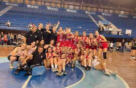 Jugadoras, cuerpo técnico y parte de la fanaticada posa con la copa de campeón del torneo U17.
